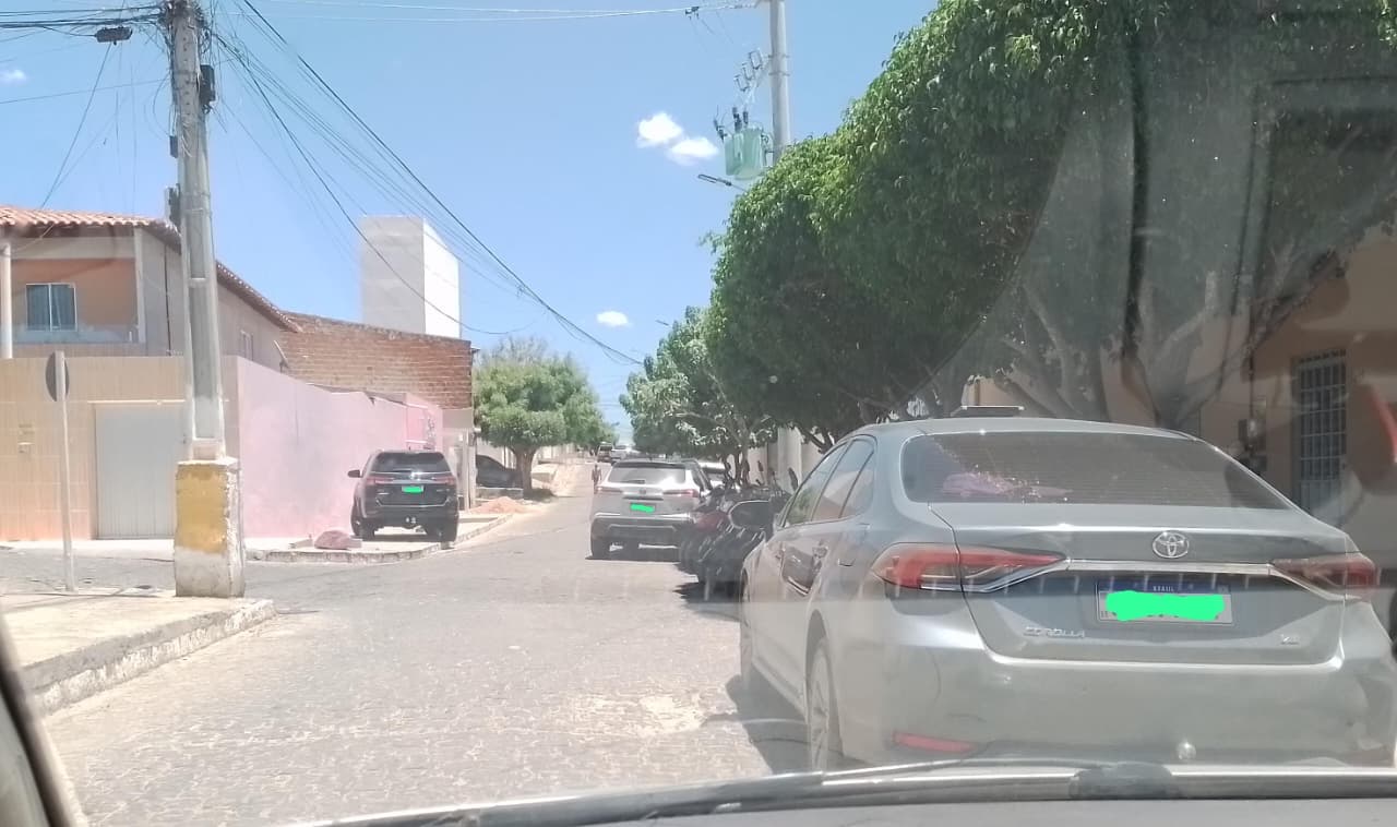 Desorganização no trânsito em frente a escola de ST irrita motoristas e pedestres 1 Desorganização no trânsito em frente a escola de ST irrita motoristas e pedestres