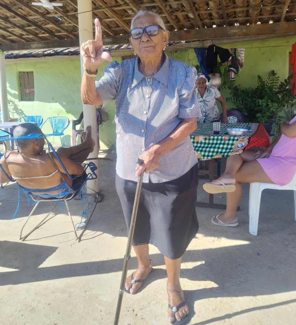 Aos 94 anos, Vovó Guiomar, de Serra Talhada, fez questão de ir às urnas 1 Imagem cedida ao Farol