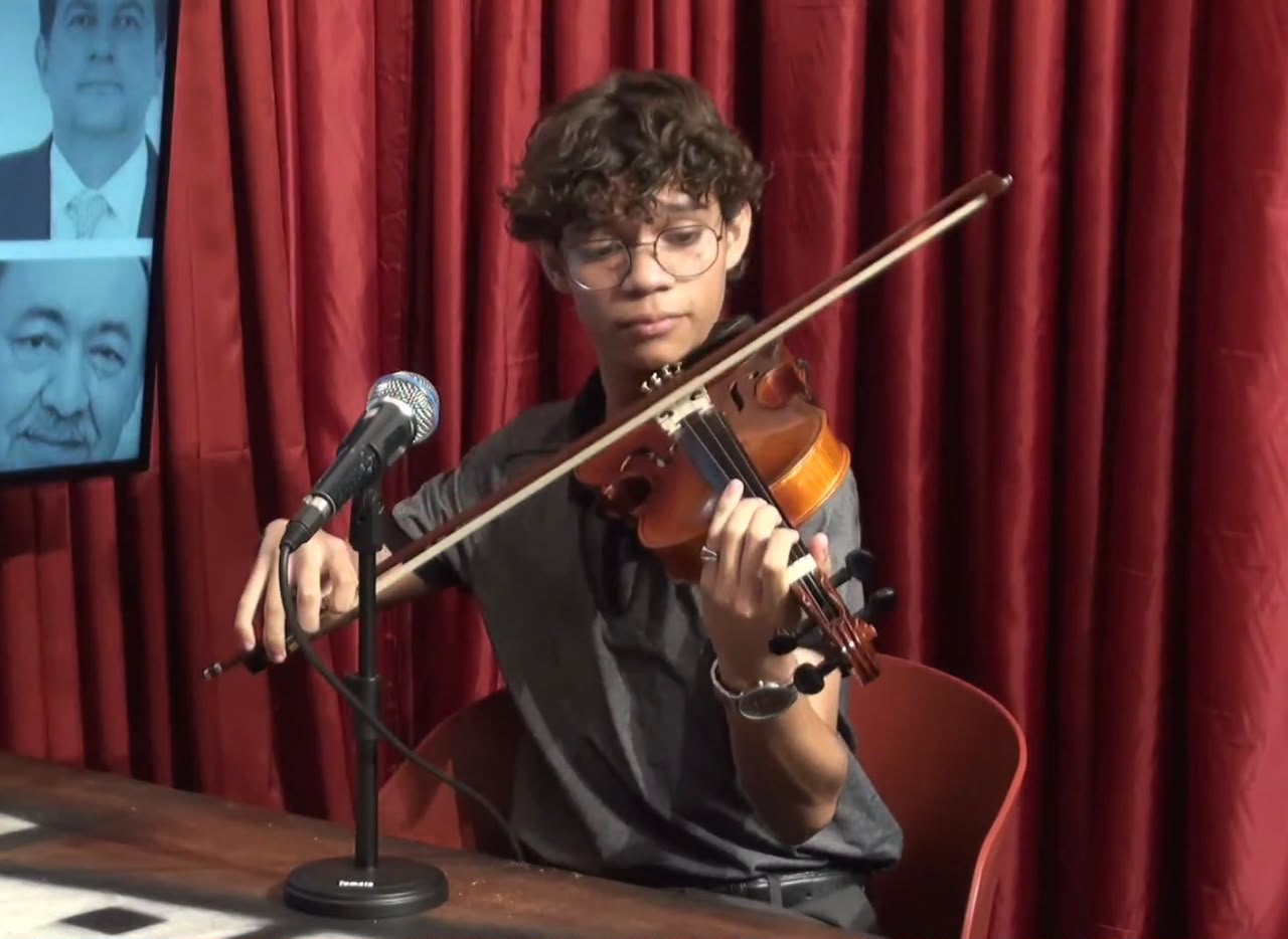 Jovem serra-talhadense transforma curiosidade em paixão pelo violino 1 Fotos: Farol de Notícias