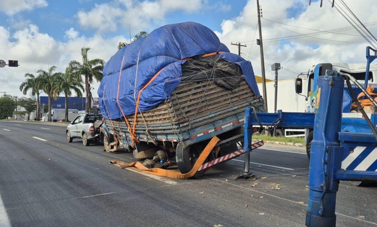Caminhão tomba na BR-101e deixa trânsito lento 1 Caminhão tombou no no km 65 da BR 101 na Iputinga, em frente ao Atacadão, sentido Ceasa (Foto: Divulgação/PRF)