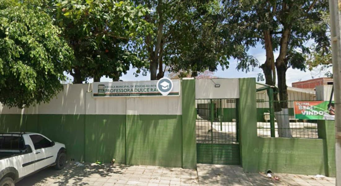 Aluno de 7 anos é flagrado com 116 pedras de crack em mochila 1 A criança foi encontrada com drogas na Escola Municipal Professora Dulce Ramos, em Belo Jardim - Foto: Google Street View/Reprodução