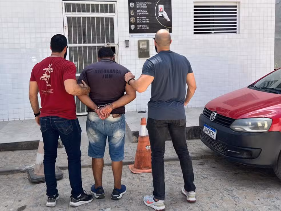 Polícia prende suspeito de divulgar vídeo da enteada 1 Homem é preso em flagrante suspeito de filmar e divulgar vídeo de nudez da enteada — Foto: Divulgação/PCPE