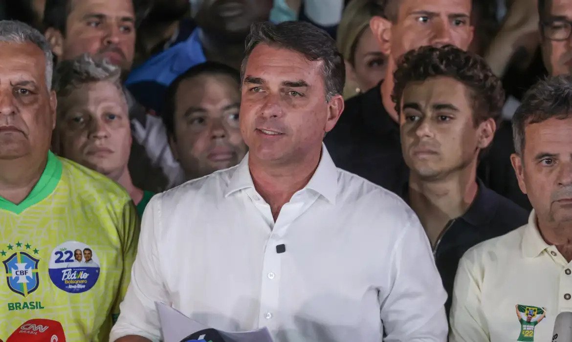 Flávio Bolsonaro foi embora para os EUA; Avião está em voo 1 Flávio Bolsonaro foi embora para os EUA; Avião está em voo